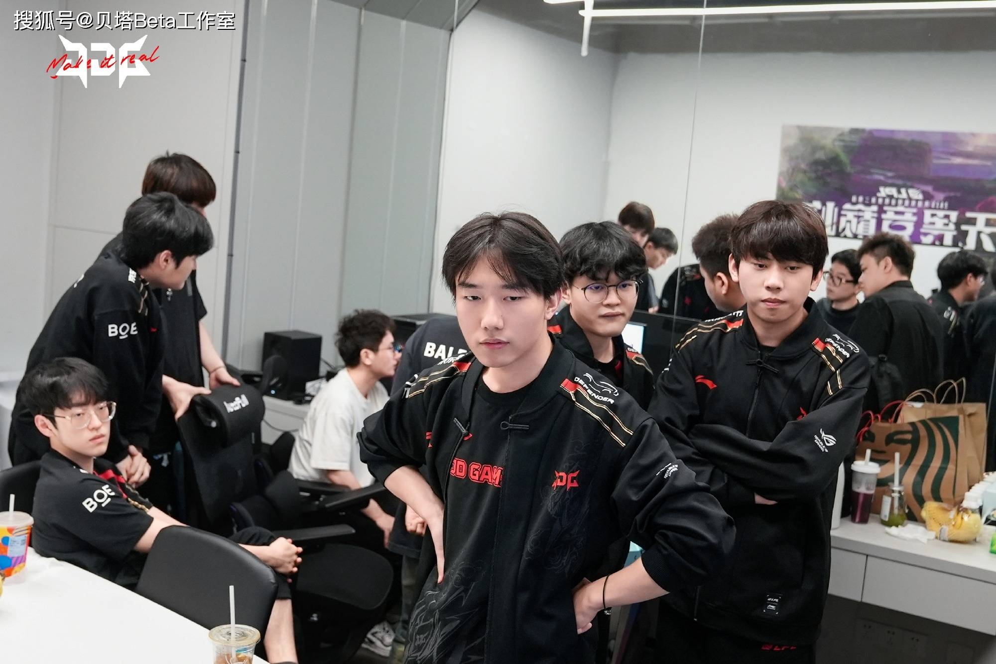 JDG力克FNC，Xiaohu拿下关键大龙宿命之战小组赛，留下经典瞬间