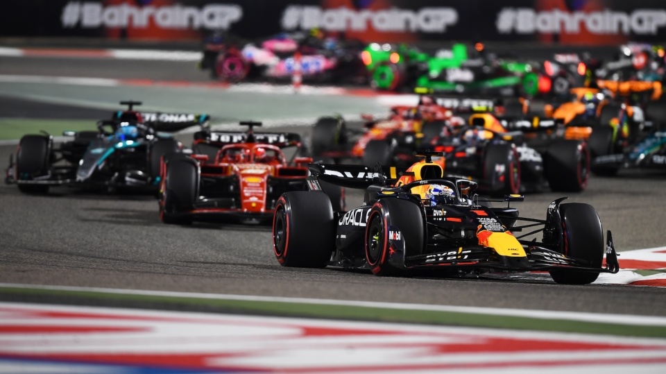 关于红牛车队碾压阿斯顿马丁，塞恩斯点燃赛场的信息