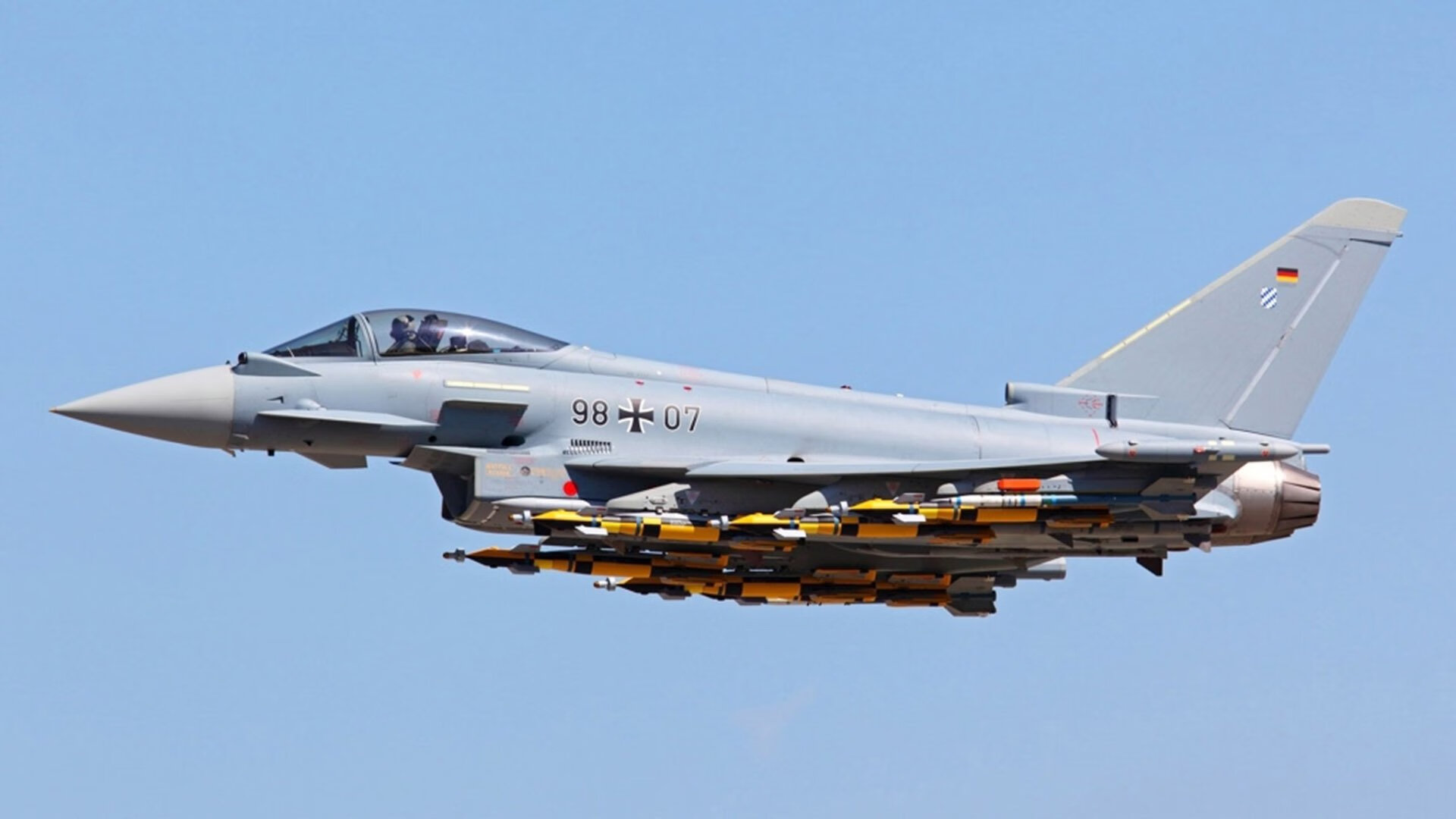 紫百合绽放欧战，梅西不老传奇续写—双线战报下的足球美学与统治力