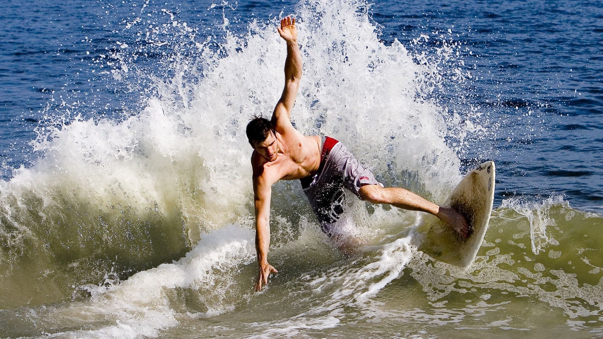 绝杀之夜的双城记,CBA的逆袭与欧冠的封神,体育精神在同一时刻闪耀