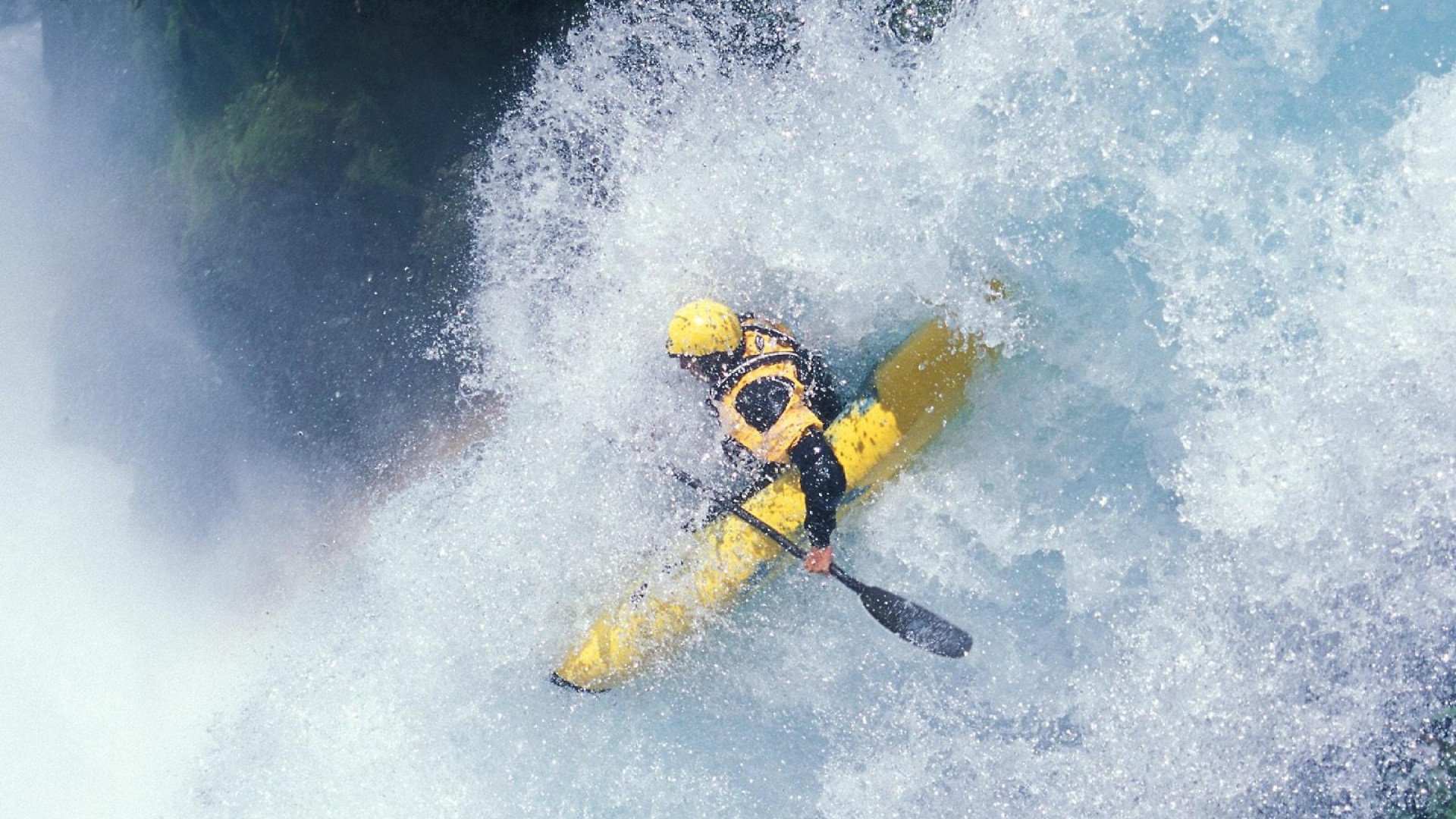 当F1引擎嘶吼撕裂街道之夜，恩比德在另一个赛场完成了人类进化样本的展示